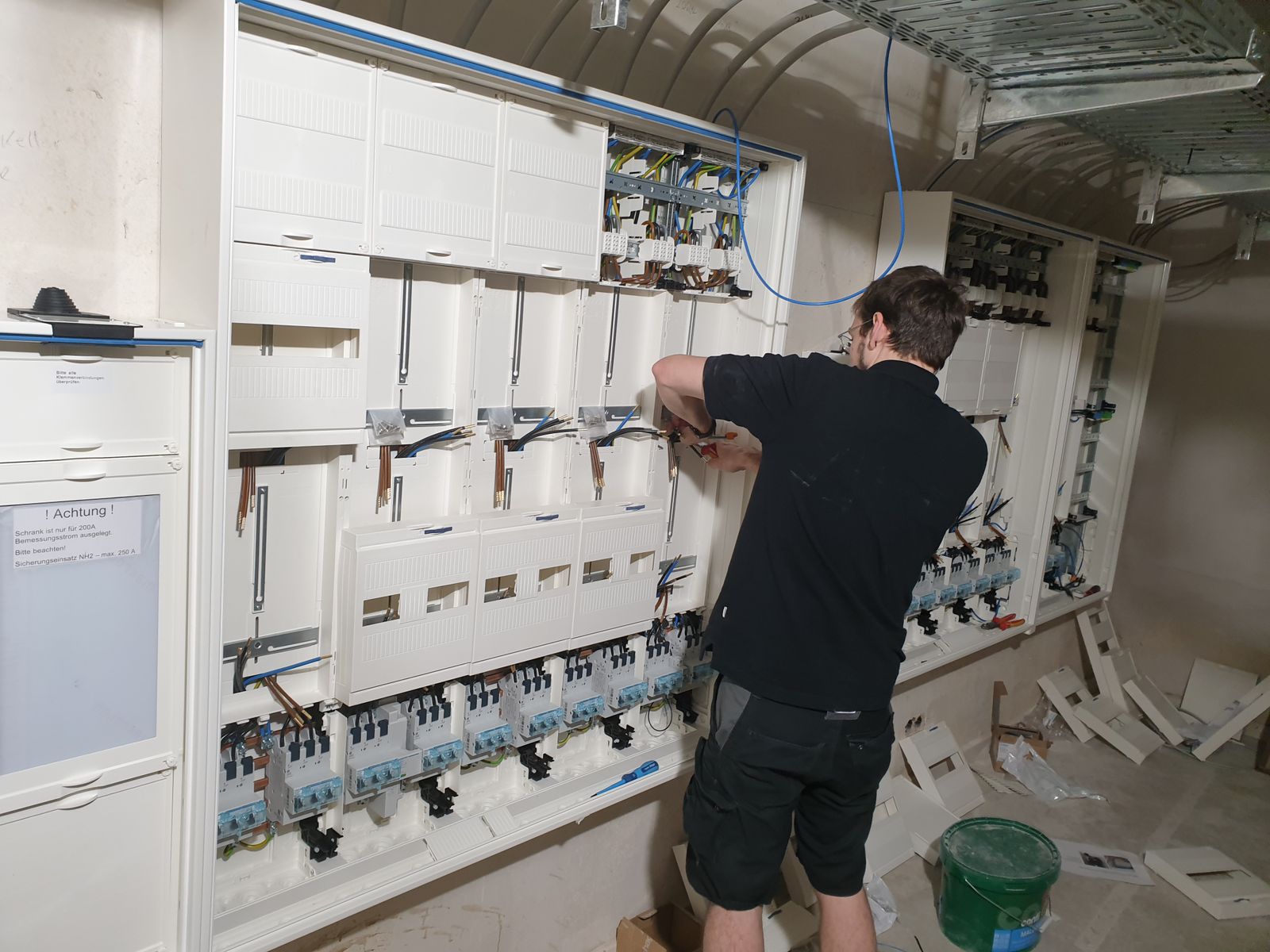 Modern beleuchtetes Familienhaus mit Elektroinstallation von HEISKO-ELEKTRO