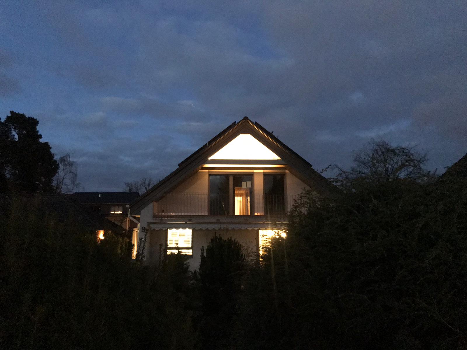 Hausgiebel mit professioneller Beleuchtung von HEISKO-ELEKTRO